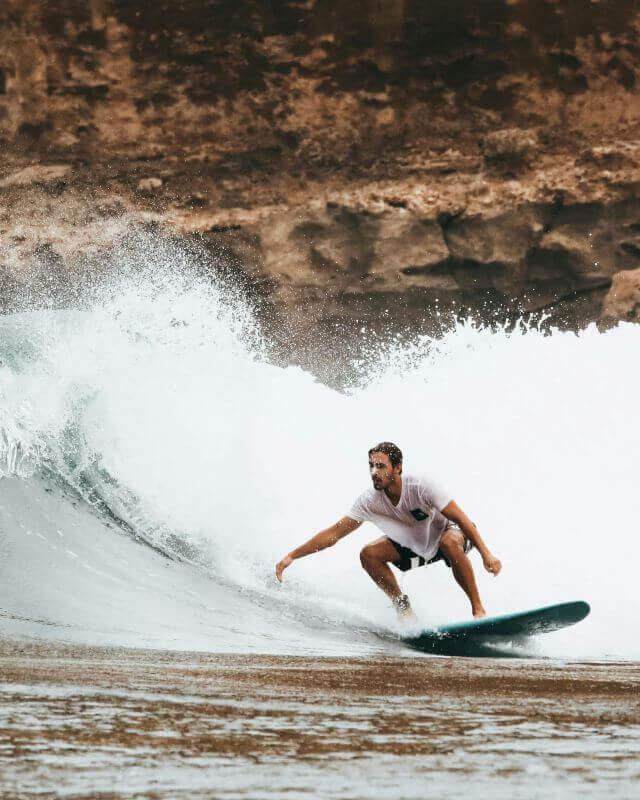 studente della scuola di surf